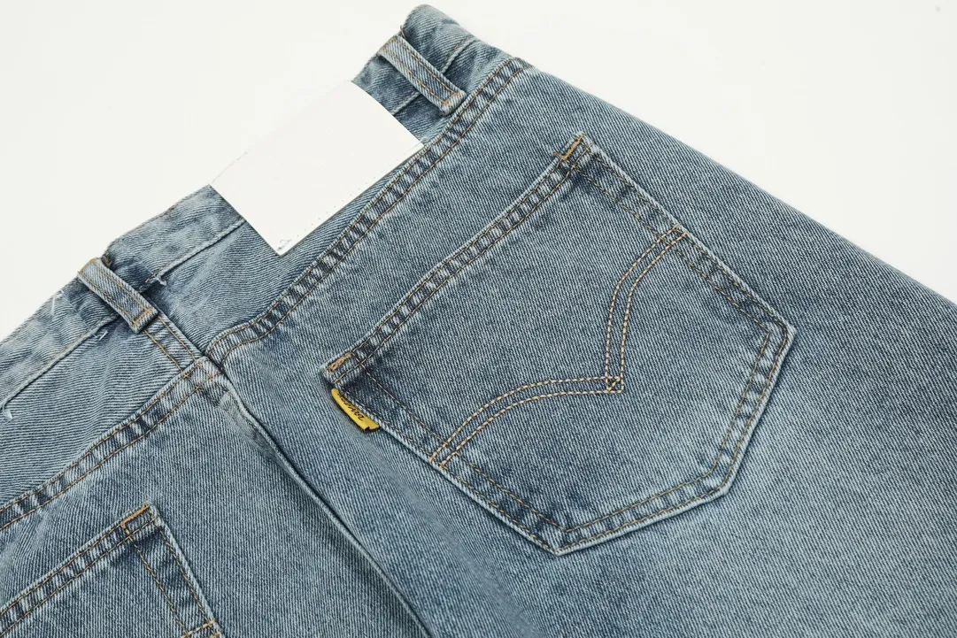 #8062 P286💰 GALLERY DEPT.G letter patch pudding 5001 denim washed and distressed spliced jeans -Original purchase and pattern making to truly restore the ultimate vintage texture -Original hardware accessories, washed and other elevators, QR code analysis are all purchased from the original factory, high degree of restoration, you are welcome to compare with a certain product ~ -Three-dimensional version Loose and comfortable, not picky about the figure, taller and slimmer, factory Seiko, original factory quality control, same style for men and women, can be matched with couples Versatile recommendation: must-have jeans for all seasons Color: blue Size: S-XXL (28-36)